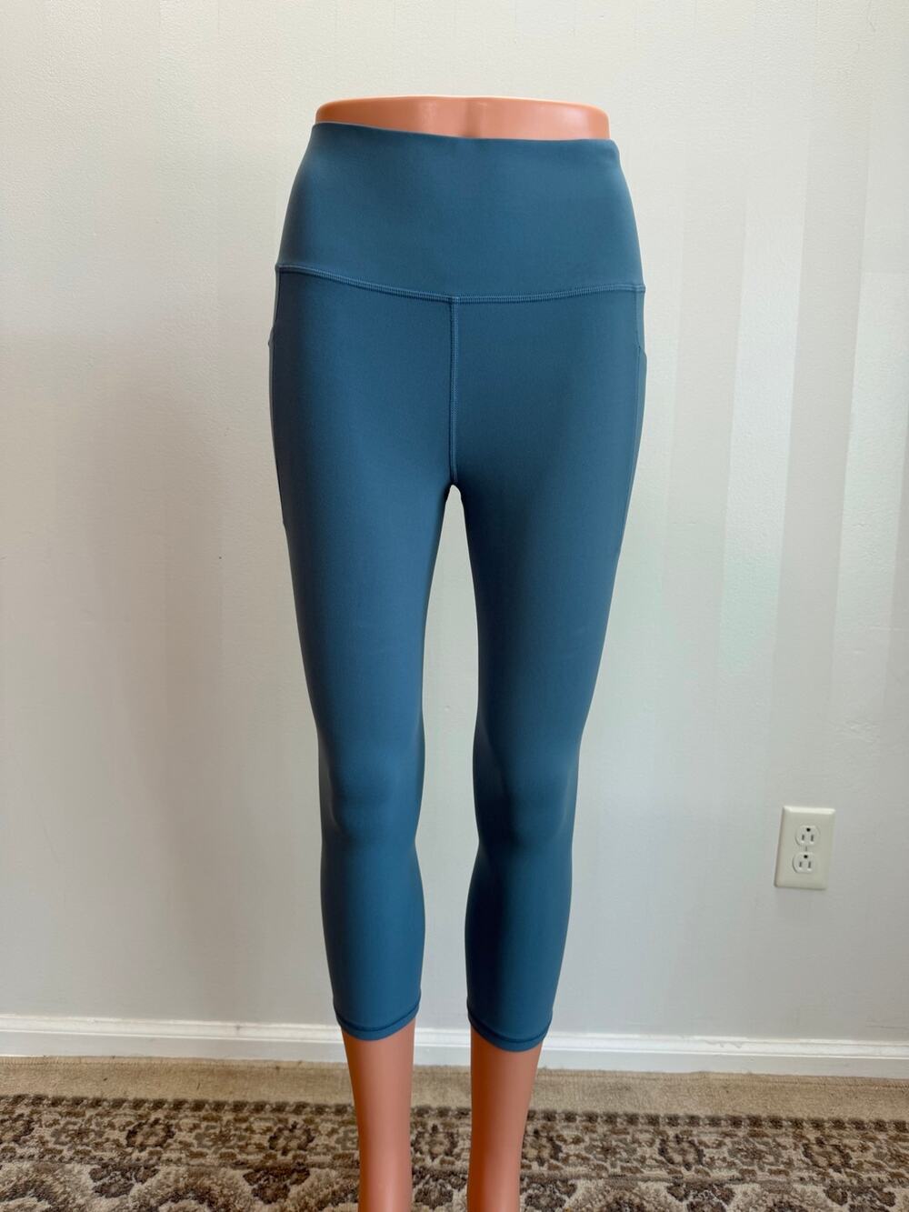 Athleta Salutation Stash Pocket II Capri Leggings High Rise Powervita Sz S
